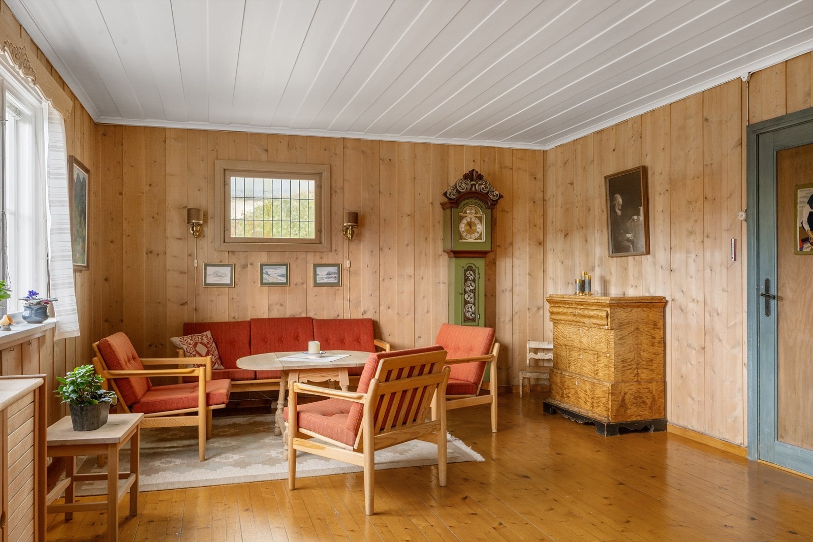 Boligen har en hyggelig stue som kan møbleres i soner. Galleribilde