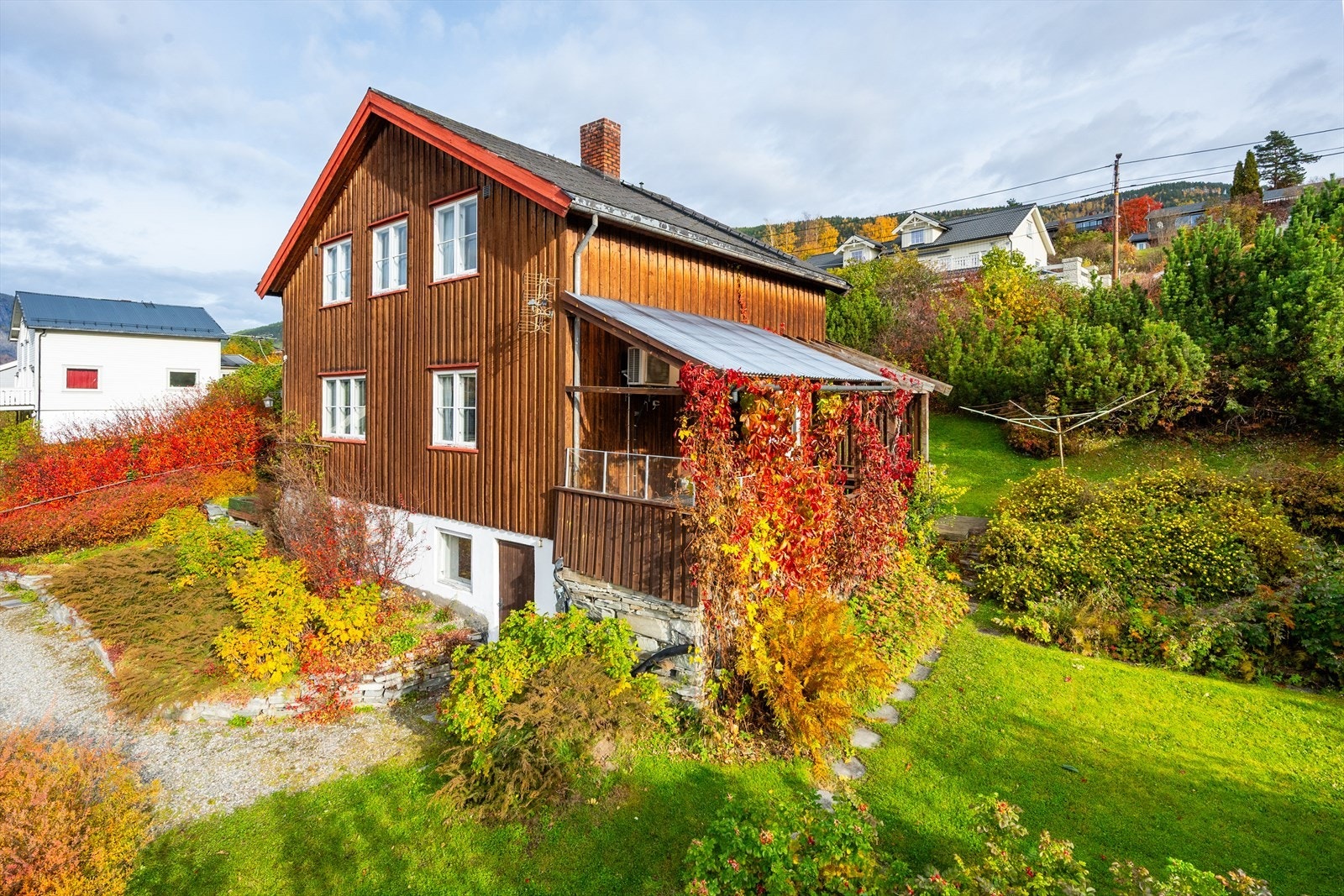 Den romslige tomten på ca 1563 kvm er pent opparbeidet. Galleribilde