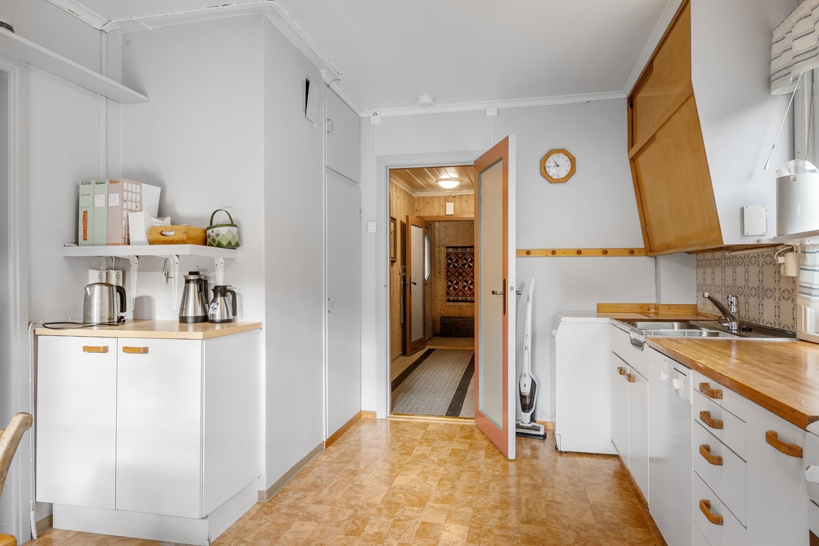 Det er adkomst til kjøkkenet både fra stua og gangen. Galleribilde