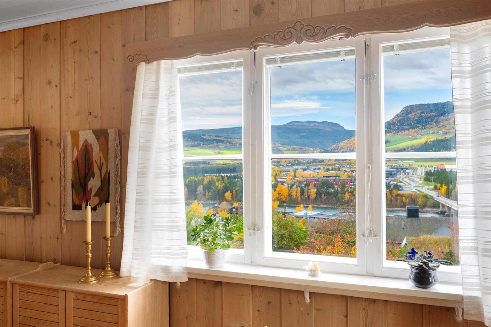 Fra stua er det flott utsikt mot fjell og dal. Galleribilde