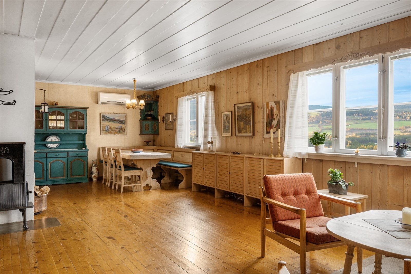 I motsatt ende av rommet er det god plass til spisestue, med naturlig tilknytning til kjøkkenet. Galleribilde