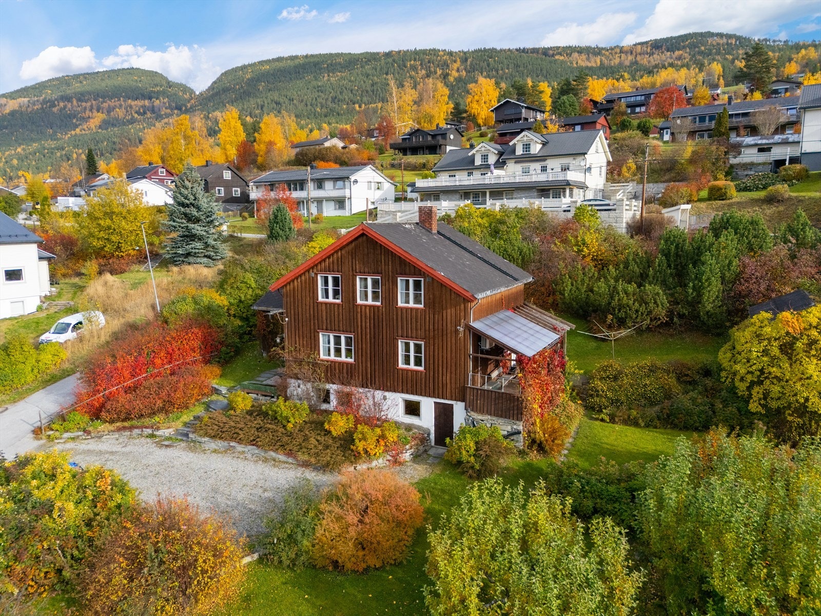 Hønhaugvegen 18 ligger fint til et rolig og familievennlig område like ovenfor Vinstra sentrum. Galleribilde
