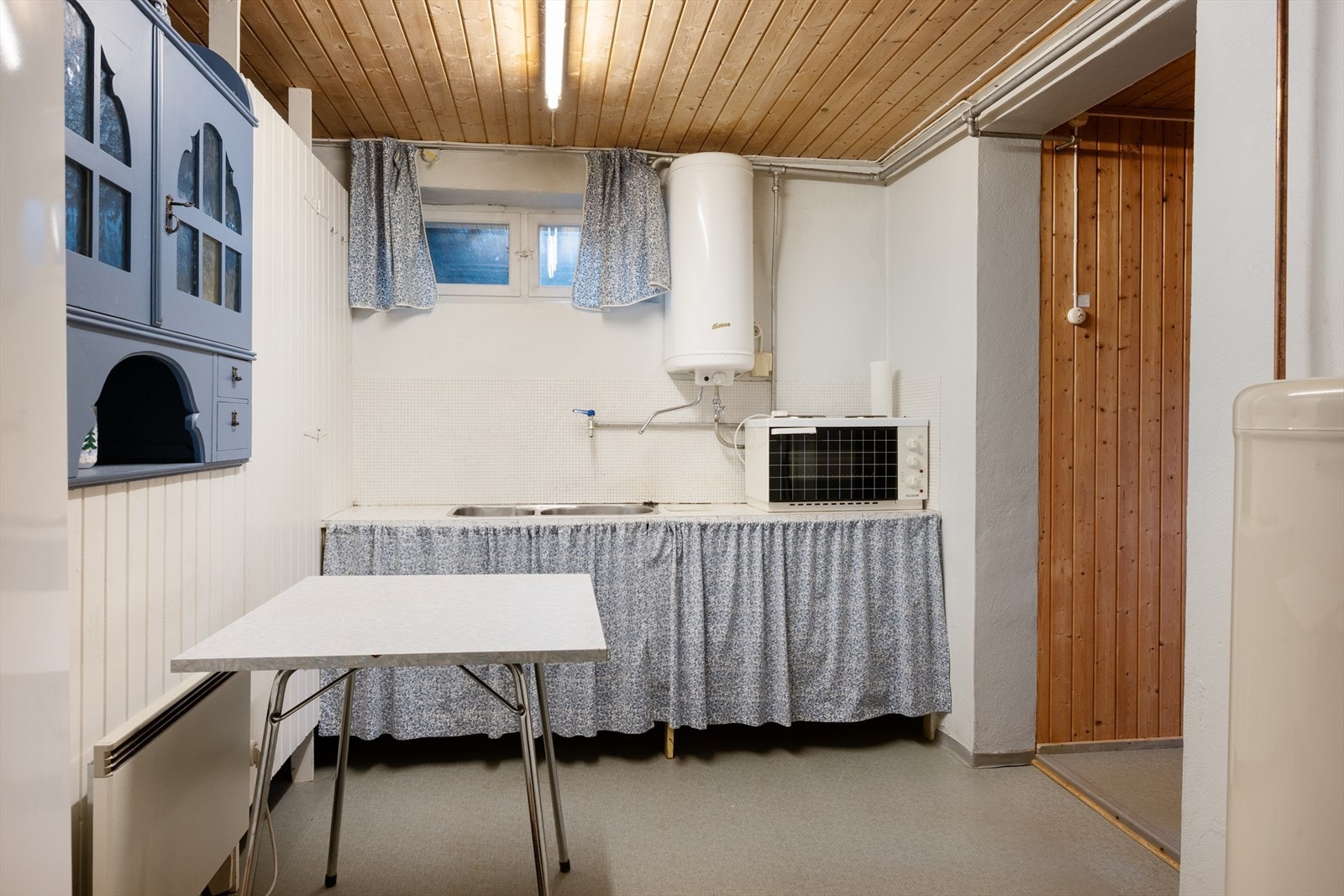 Deler av kjelleren er innredet med liten kjøkkenkrok. Galleribilde