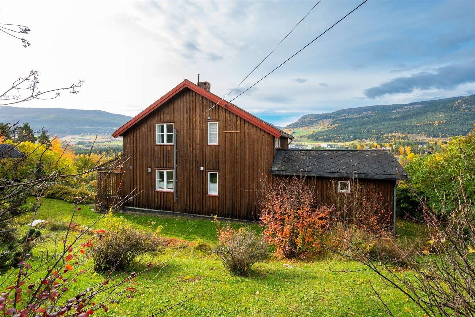 Tomten er dels flat og dels skrånende. Galleribilde