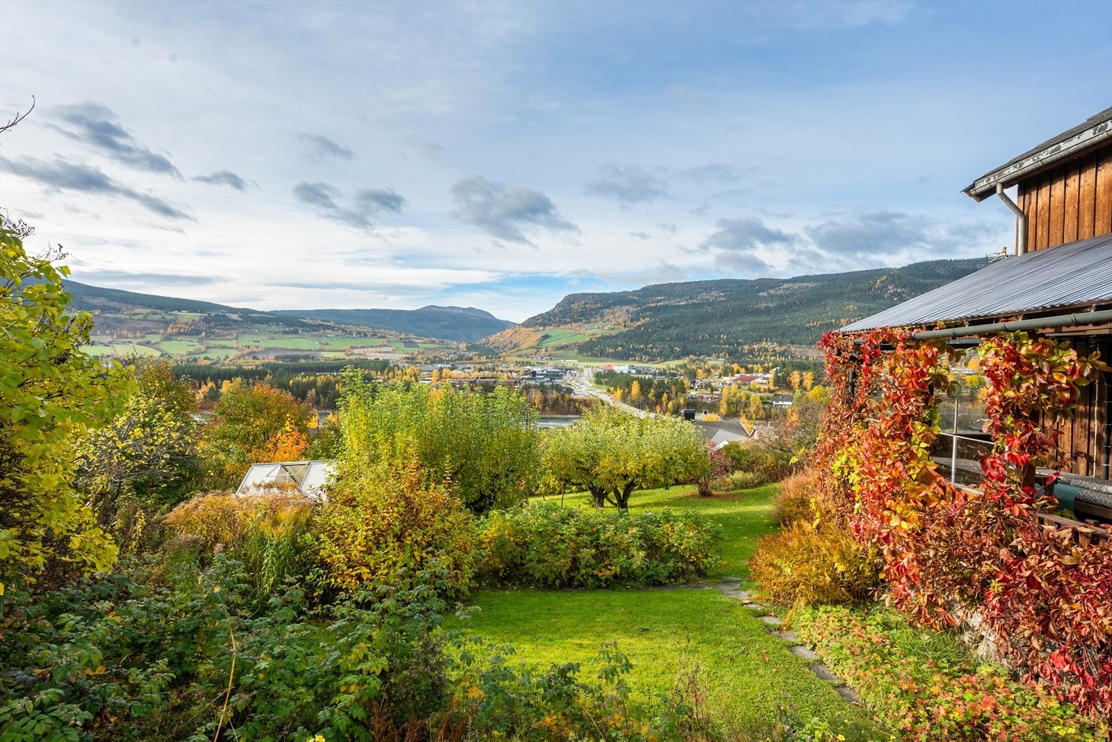 Det er rikelig med boltreplass og mange muligheter for både lek og kreativitet - drivhuset følger med. Galleribilde