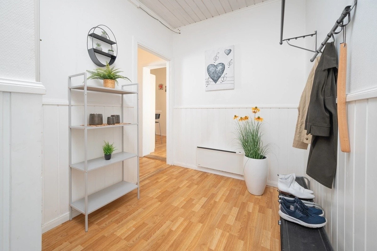 Entré med god plass til sko og jakker Galleribilde