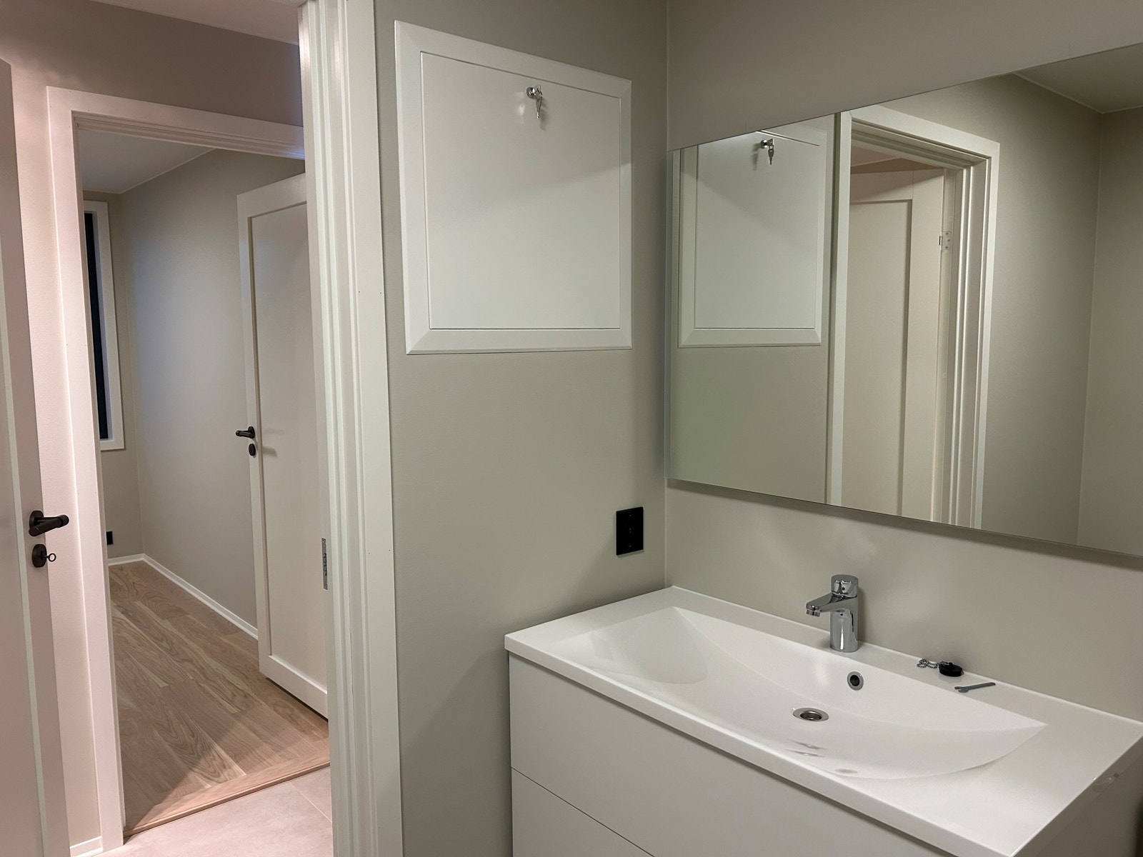 Sigdal baderomsinnredning med speil over vask med skuffer. Galleribilde