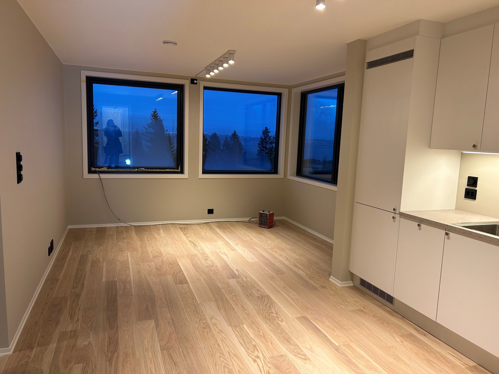 Stue med opplegg til kabel-tv og internett. Det er gulv varme i alle gulv. Stuen møbleres med ny sofa, sofabord og tv-benk. Galleribilde