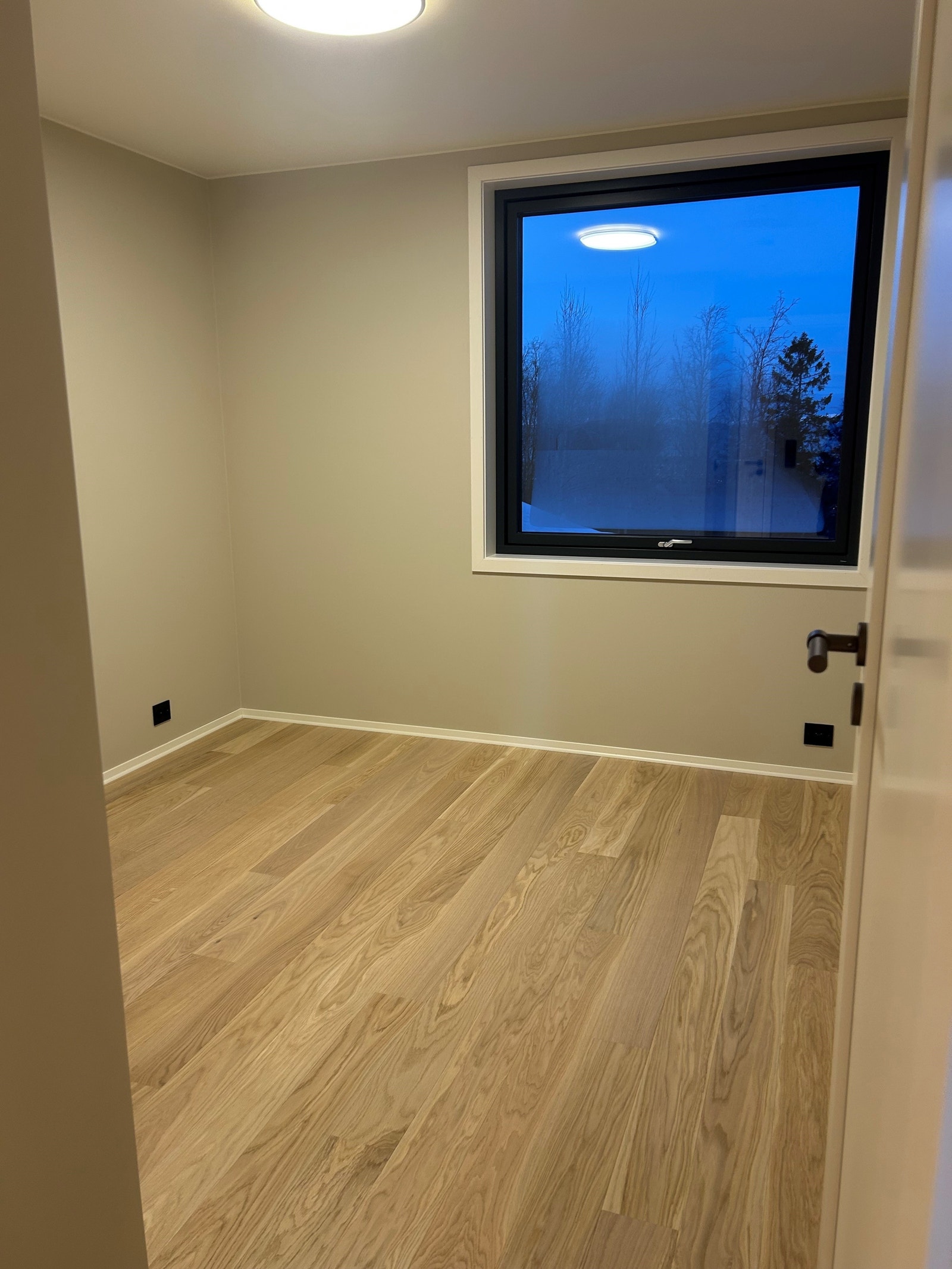 Soverom blir møblert med 150x200 seng og garderobeskap. Galleribilde