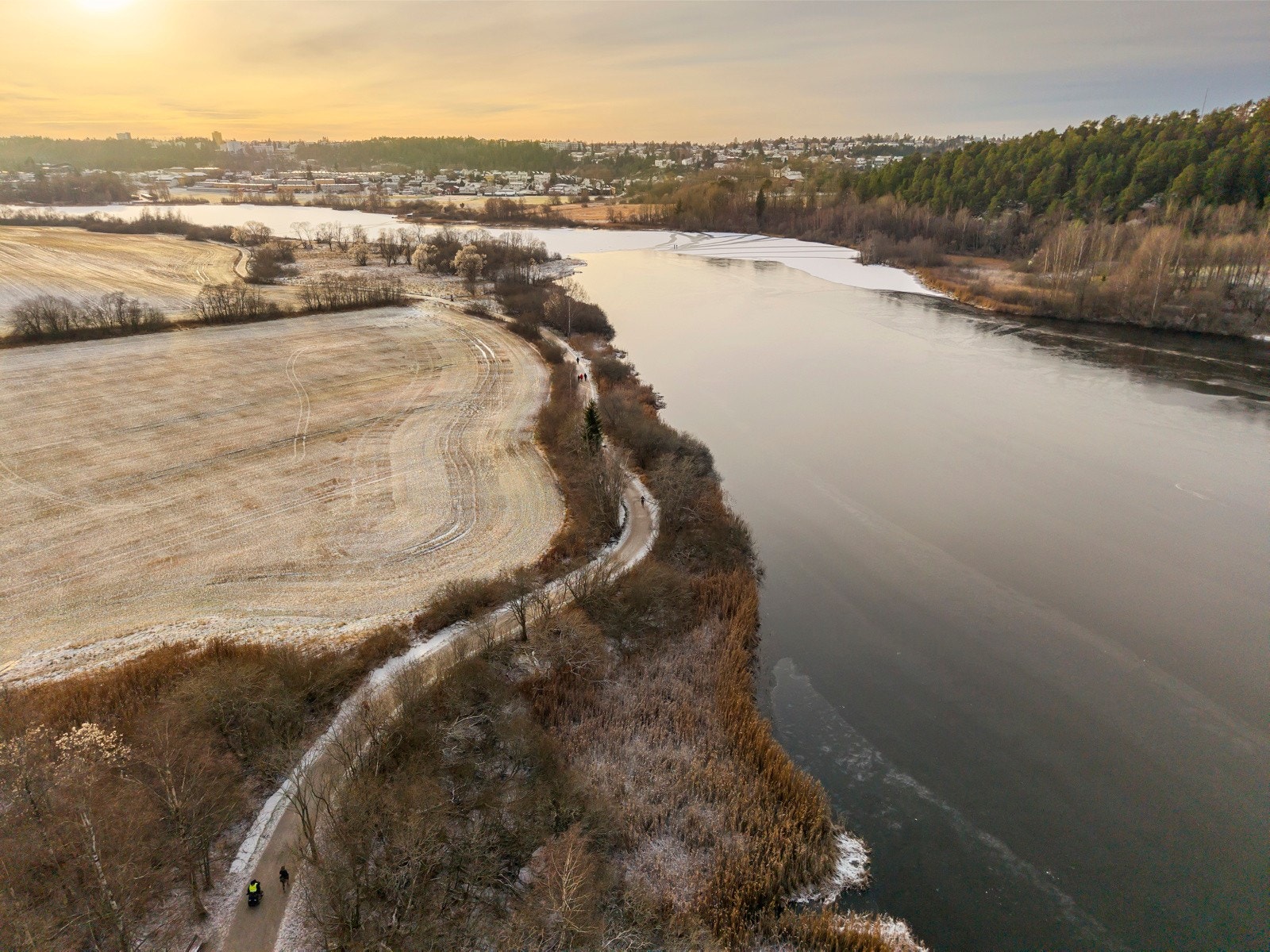 Flotte turmuligheter langs vannet Galleribilde