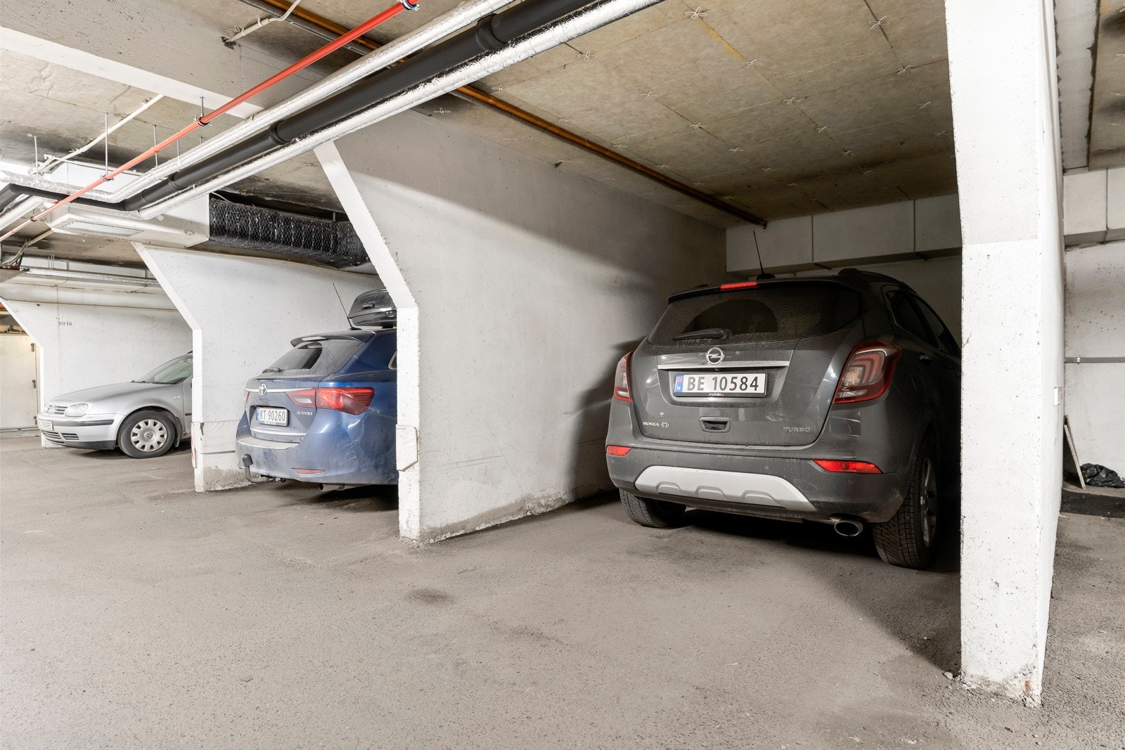 Parkeringsplass i garasje Galleribilde