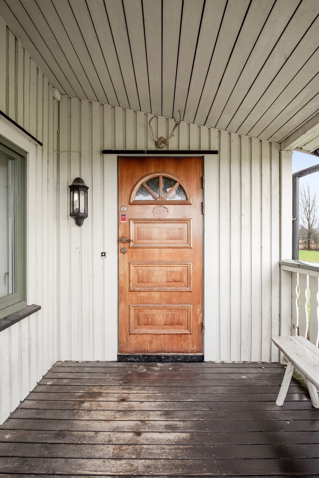 Boligen har et sørvest-vendt og overbygd inngansparti, som er godt skjermet for nedbør. Galleribilde