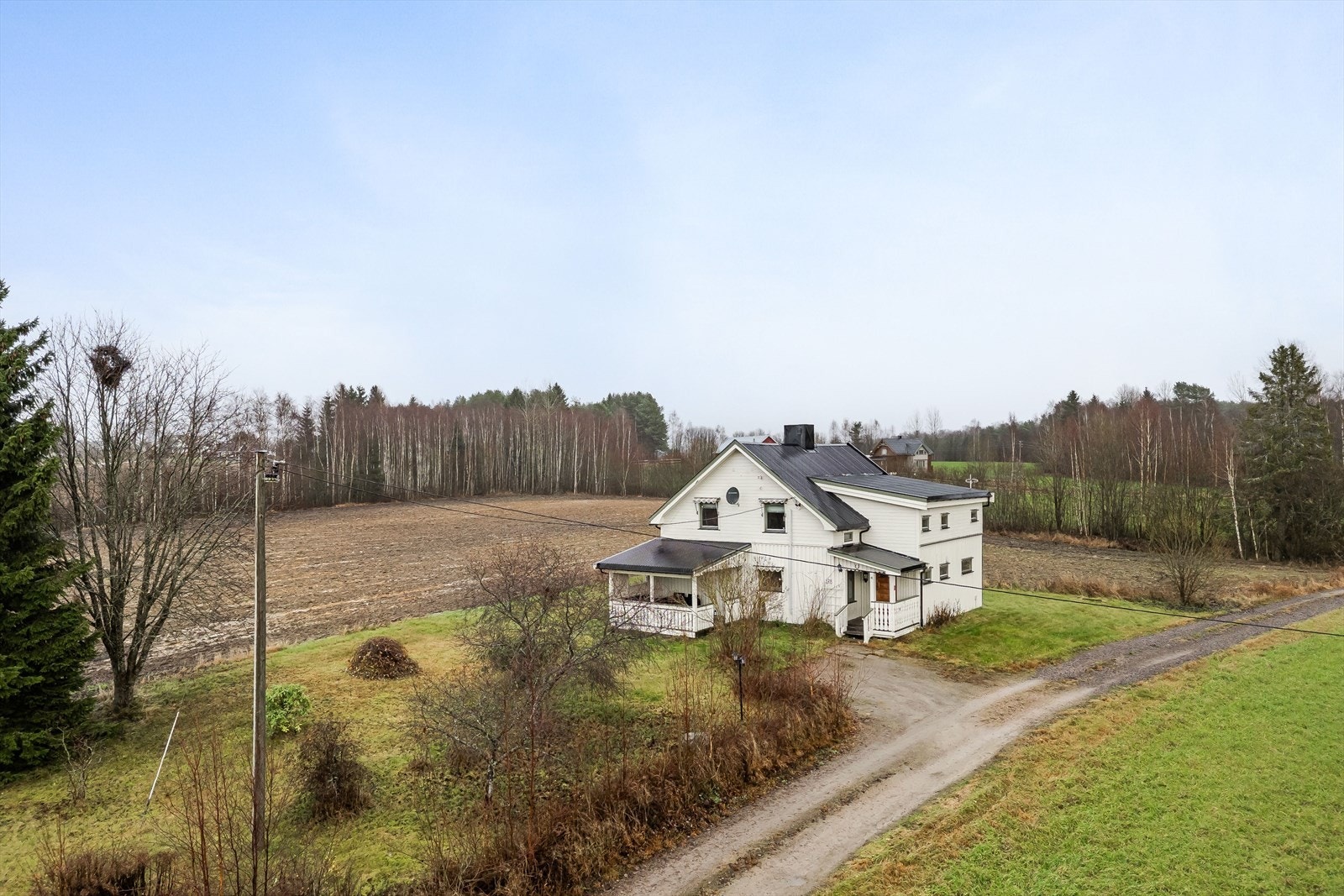 Eiendommen ligger i et åpent og solrikt landskap, og med sitt store areal er det godt med boltreplass for store og små. Galleribilde