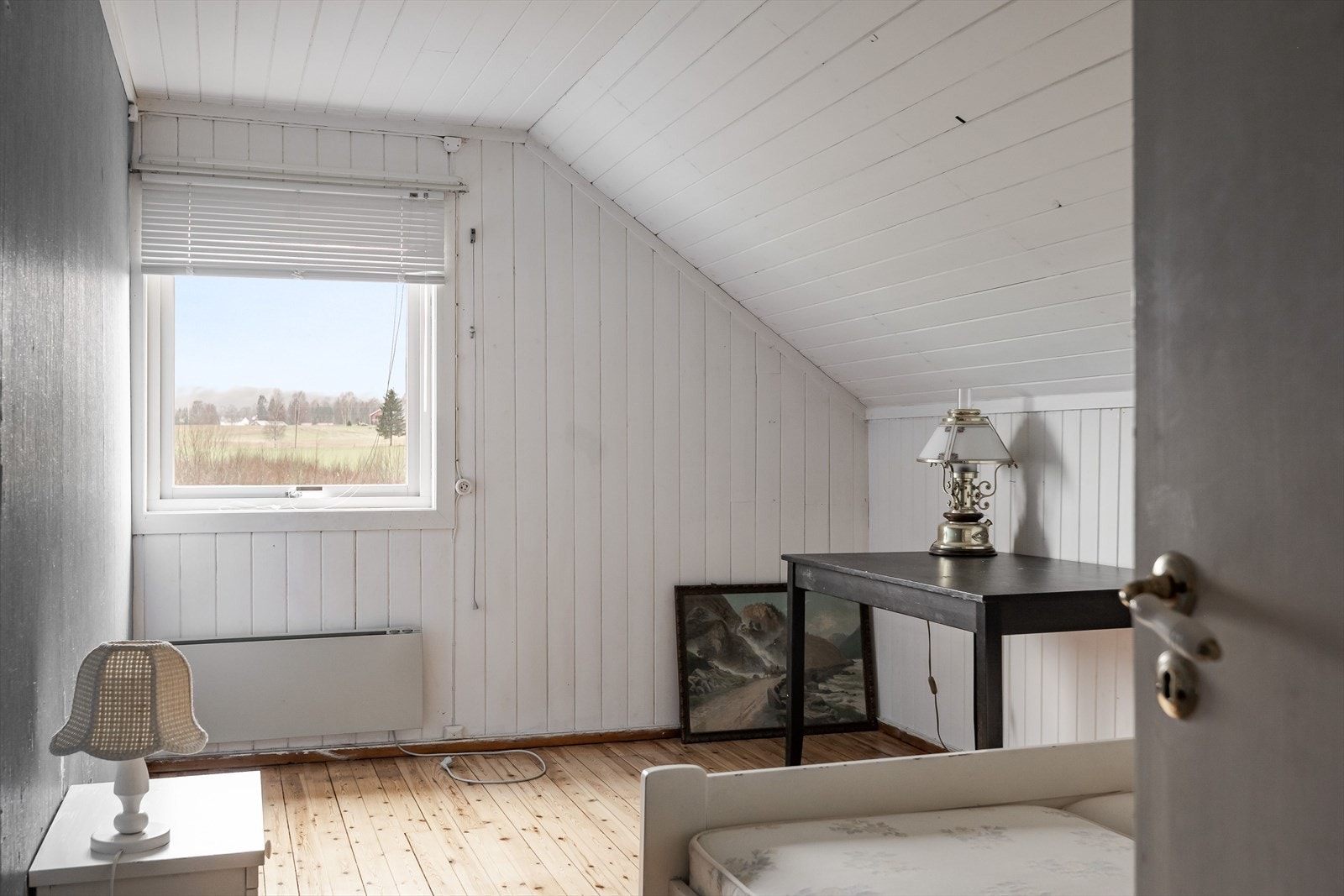 Fire av boligens soverom ligger i andre etasje, og er fordelt med to soverom i hver ende. Galleribilde