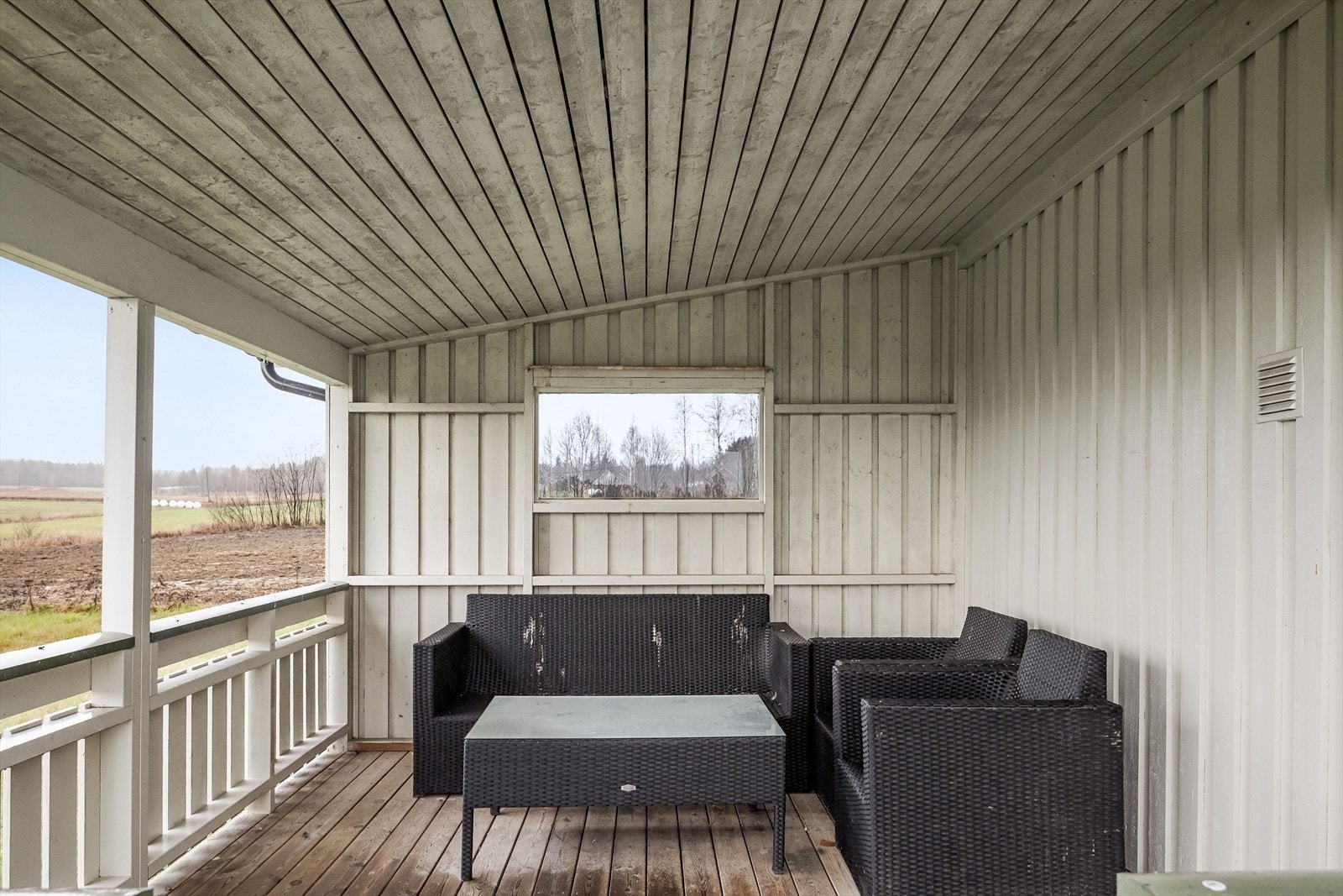 På boligens vestside er det en over- og dels innbygd terrasse som er godt skjermet for innsyn. Galleribilde