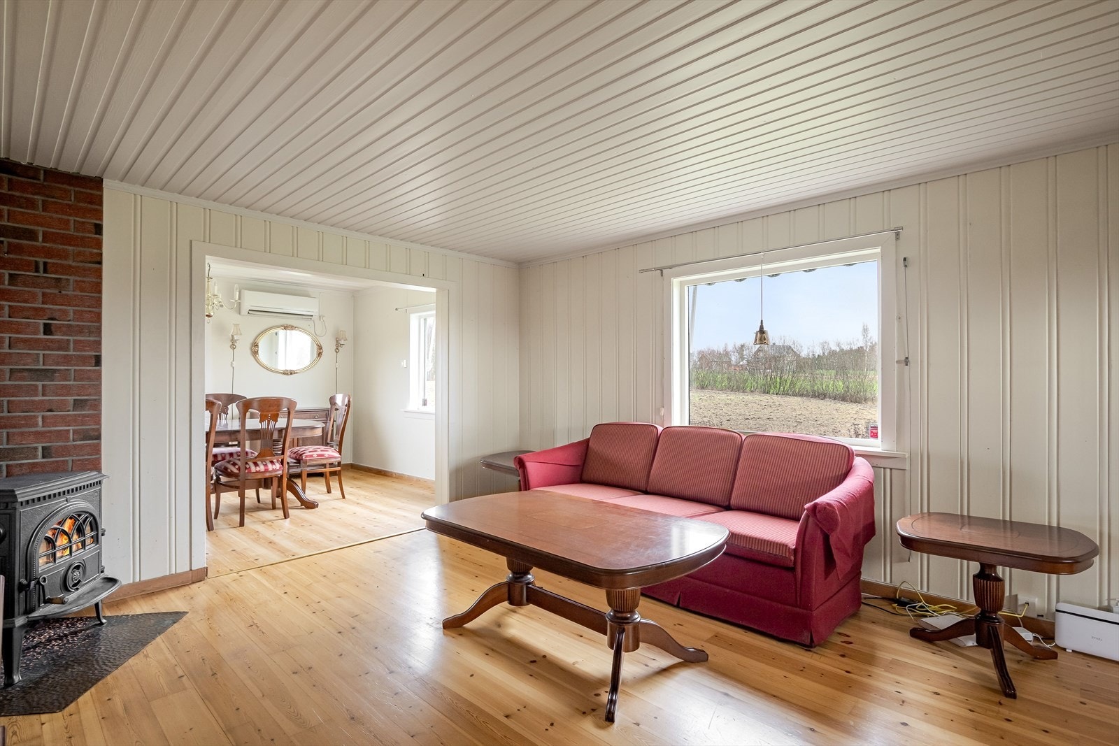 Inne i selve stuen står det en Jøtul peisovn som sørger for god varme. Stuen er også utstyrt med en varmepumpe. Galleribilde