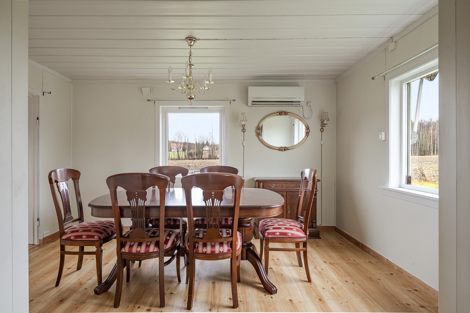 Hvor enn man titter ut, er det fine områder og åpent, landlig landskap å skimte. Galleribilde