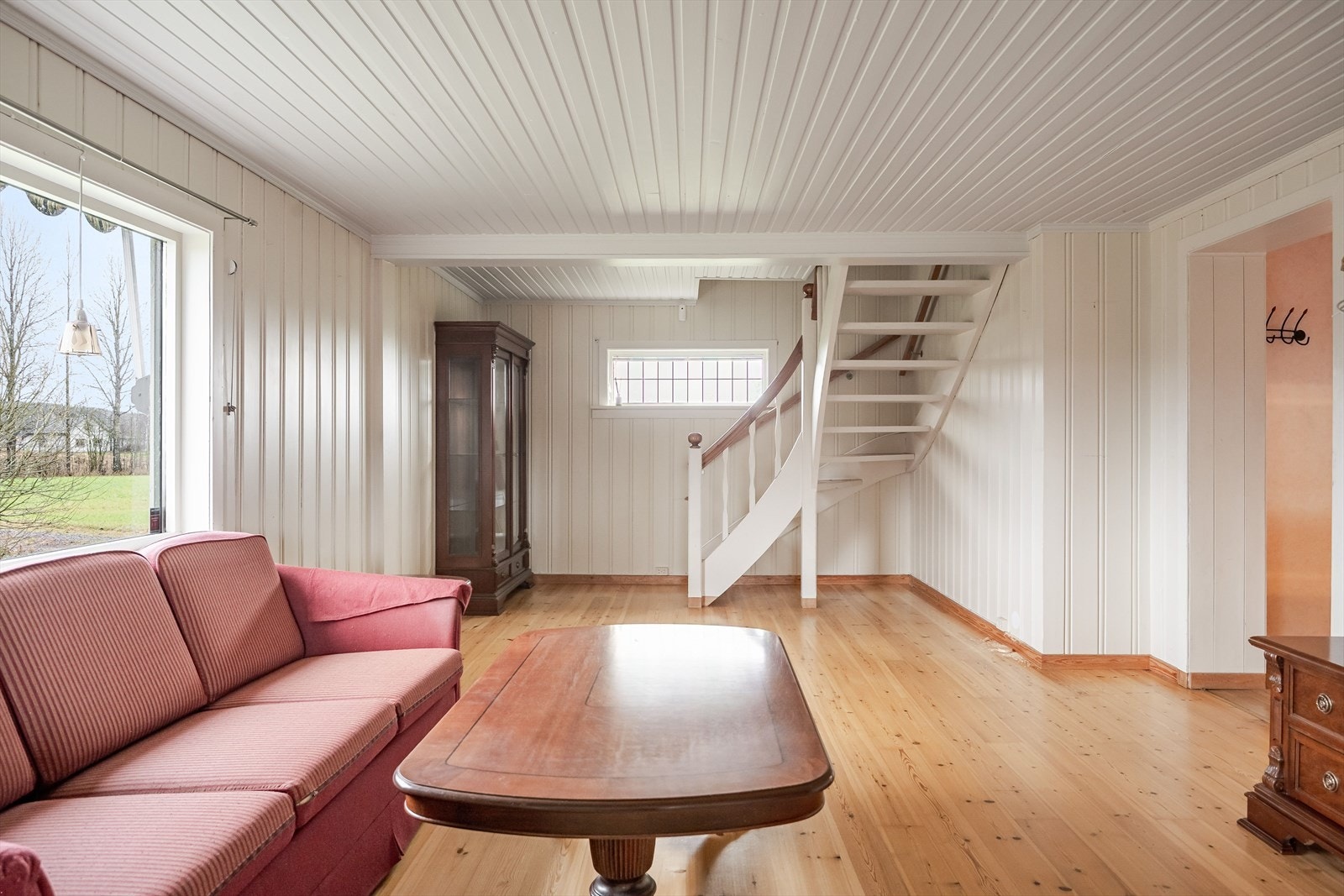 Innerst i stuen er det trapp opp til andre etasje. Galleribilde