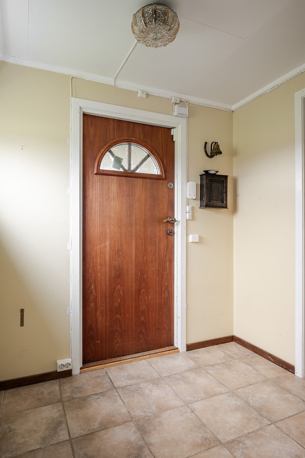 Velkommen inn! Entréen ligger med åpen løsning inn til samtlige av rommene i første etasje, i tillegg til direkte adkomst til det ene av to bad. Galleribilde