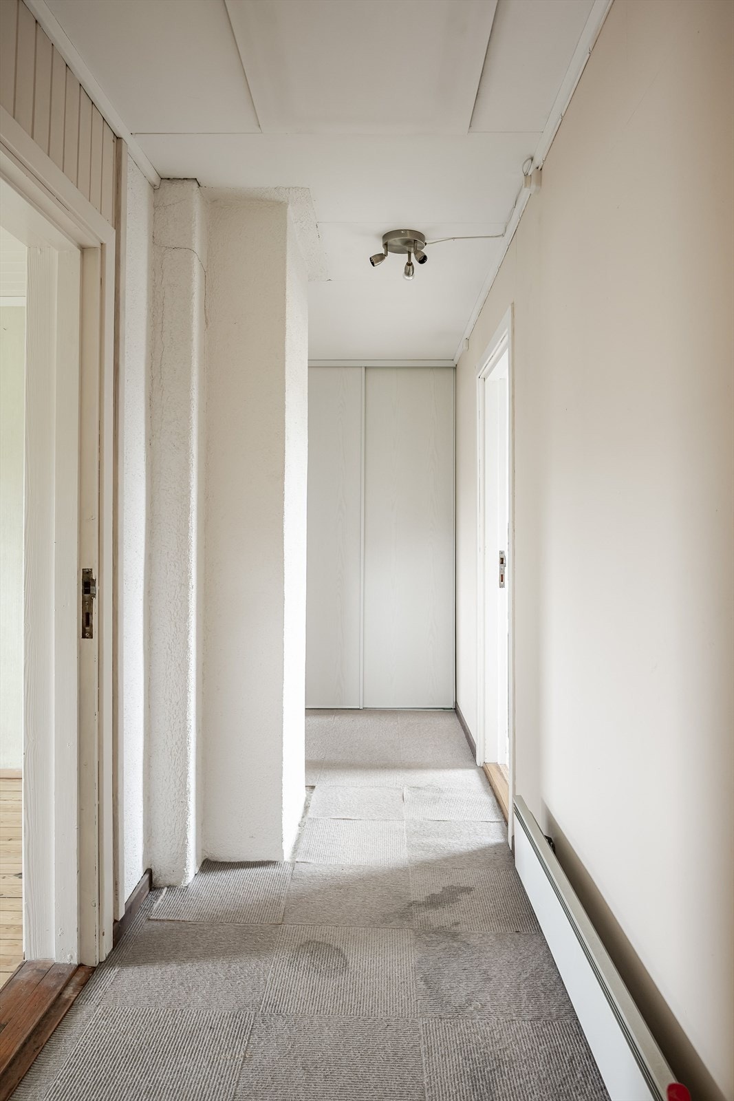 Gangen i andre etasje, som fører til fire soverom og et bad. Galleribilde