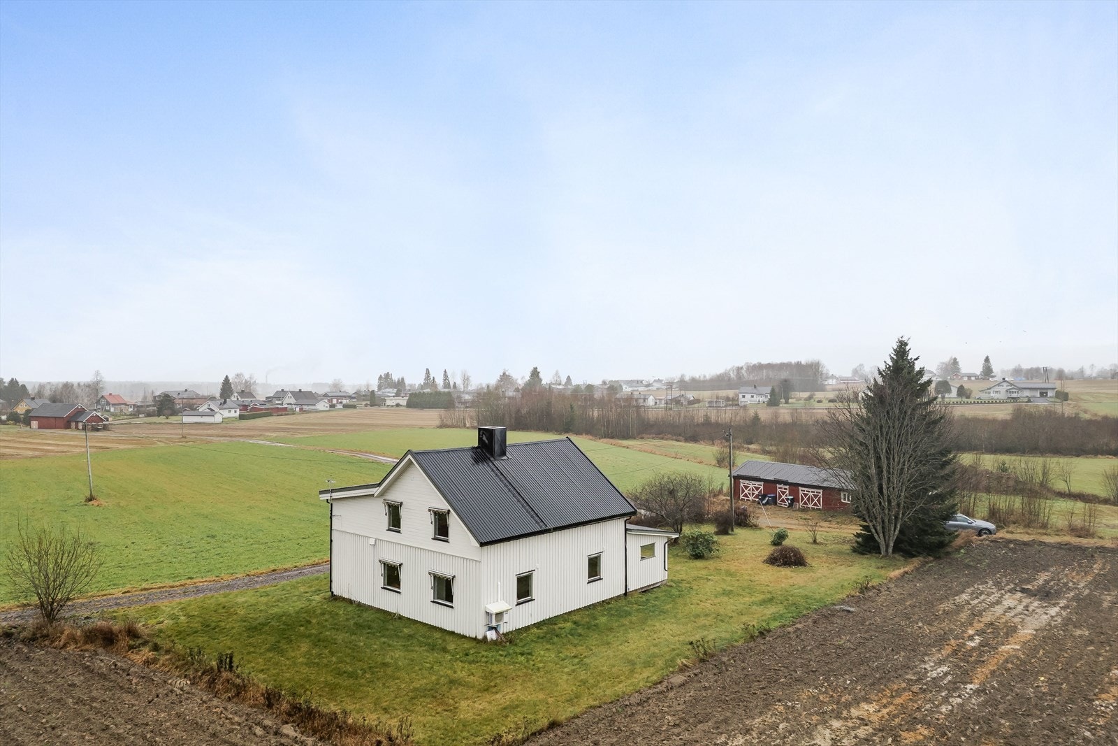 En landlig og hyggelig eiendom bebygd med en eldre enebolig som opprinnelig er fra tidlig 1800-tall, med et eldre uthus. Avstanden til barnehage er ca. 750 m, og det er ca. 2 km til dagligvarebutikk, bensinstasjon og gode bussforbindelser ved riksvei 2. Galleribilde