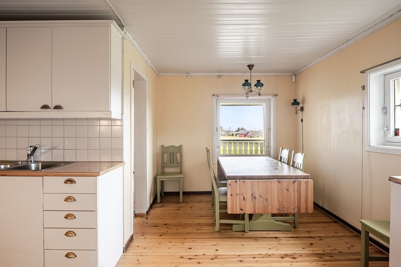 Kjøkkenet er utformet i vinkel, og har fin plass til spisegruppe ved vinduet med trivelig utsyn mot jorder og nærområdet. Galleribilde