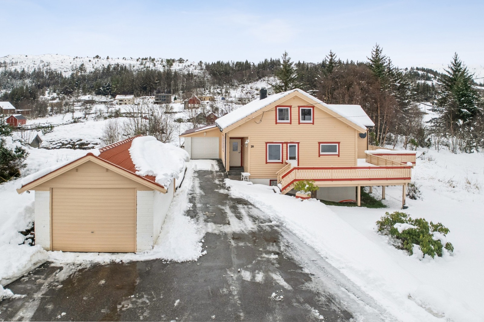 Flott eiendom på ca 1,2 mål med to garasjer. Galleribilde