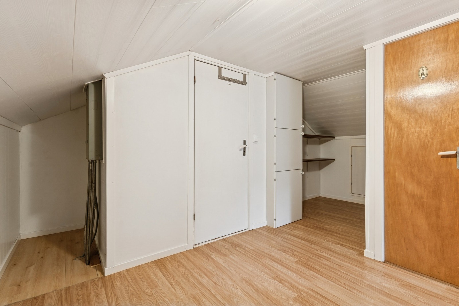 Gang på loft. Det foreligger ikke tegninger av loftet så megler har derfor ikke kunne foretatt kontroll av dagens bruk opp mot eventuelle godkjente tegninger. Galleribilde