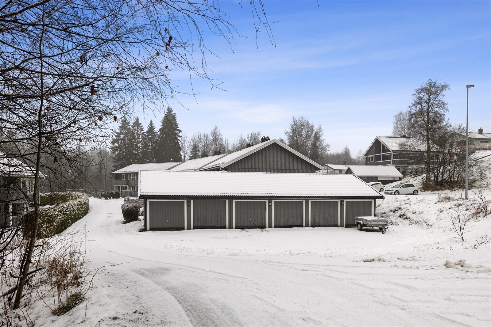 Boligen disponerer en garasjeplass i felles garasjerekke. Galleribilde