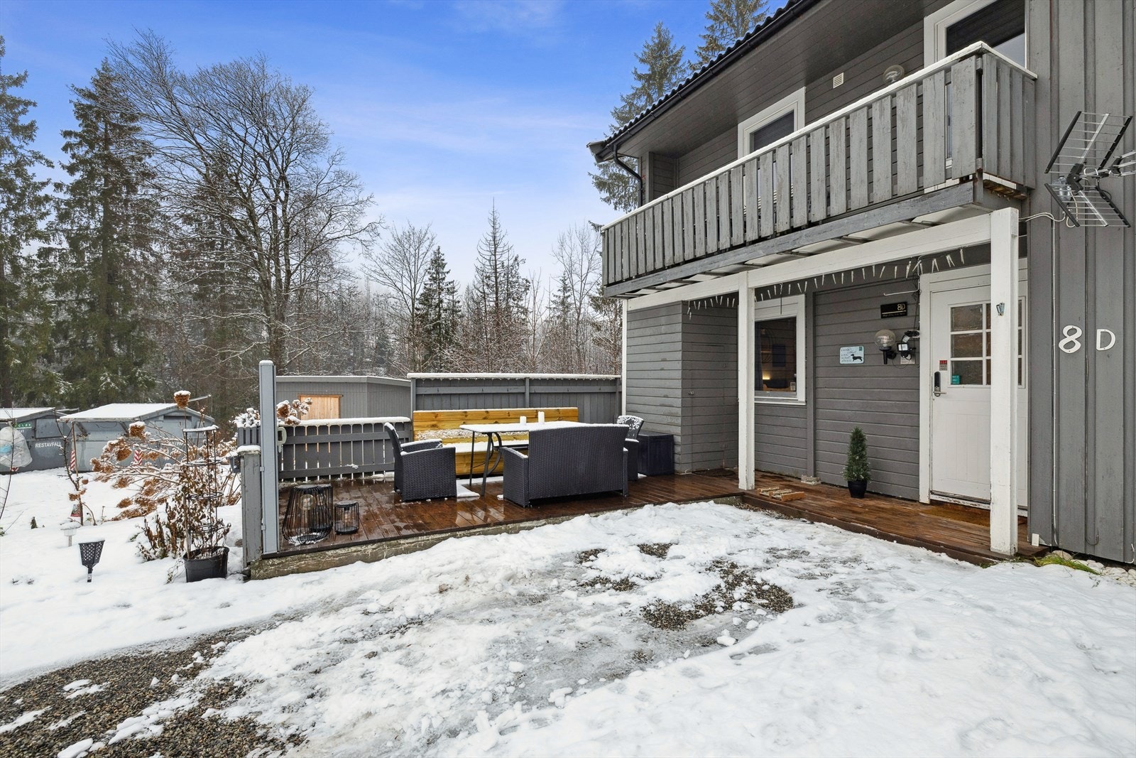 Terrasseplatting med plass til utemøbler. Galleribilde