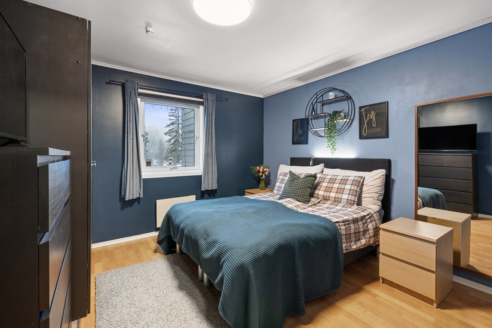 Boligen har 2 soverom. Hovedsoverommet er av god størrelse og har plass til seng og garderobeskap. Galleribilde