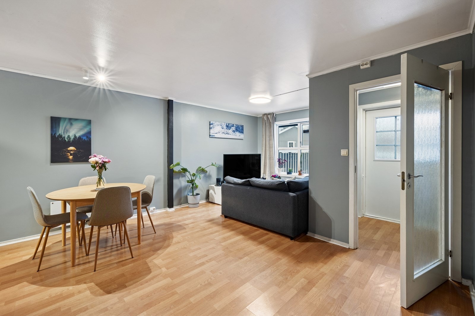 Innbydende stue med plass til sofa og spisebord. Galleribilde