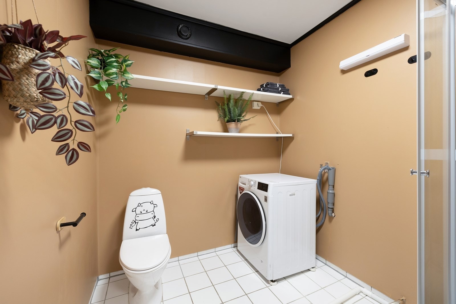 Badet har innredning med nedfelt servant,toalett, dusjkabinett og opplegg for vaskemaskin. Galleribilde