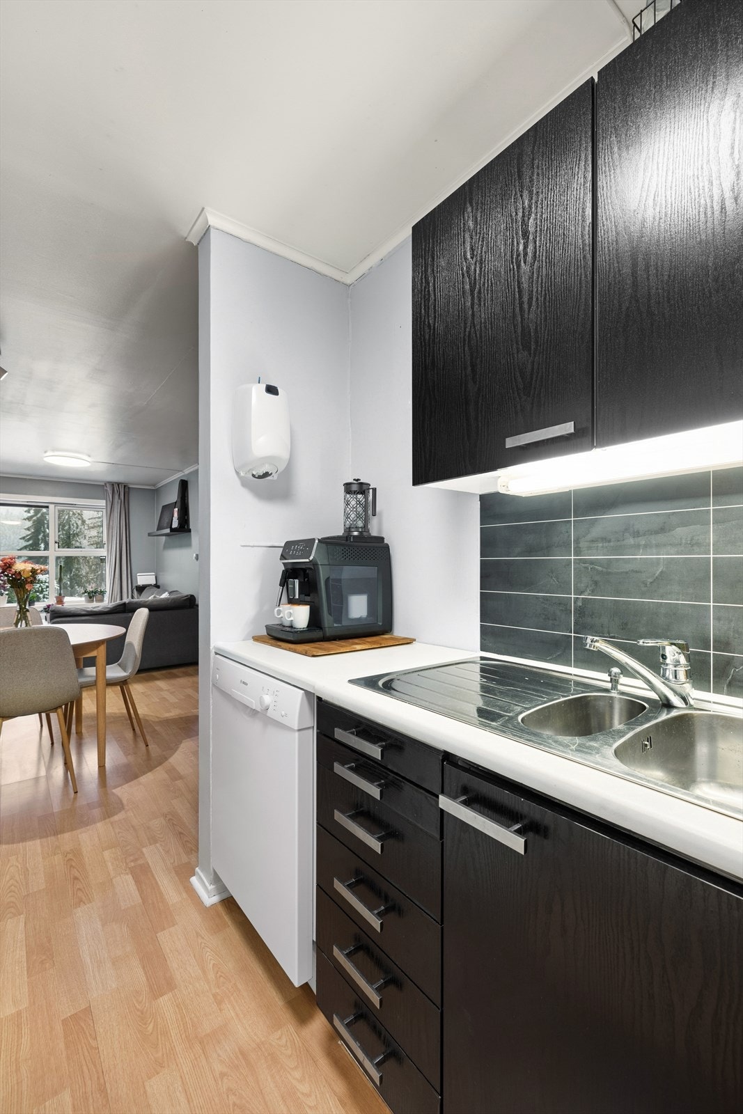 Det er plass for frittstående kjøl/fryseskap,oppvaskmaskin og stekeovn. Galleribilde