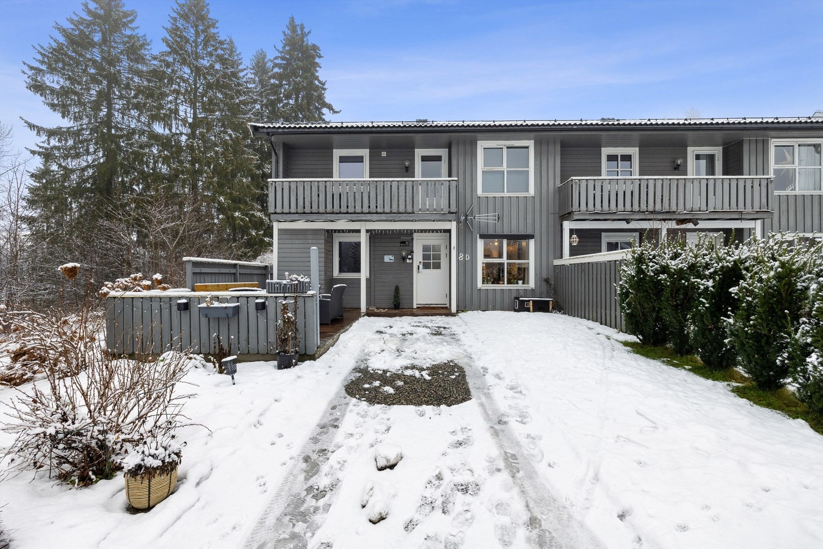 Mulighet for å parkere bilen utenfor huset. Galleribilde