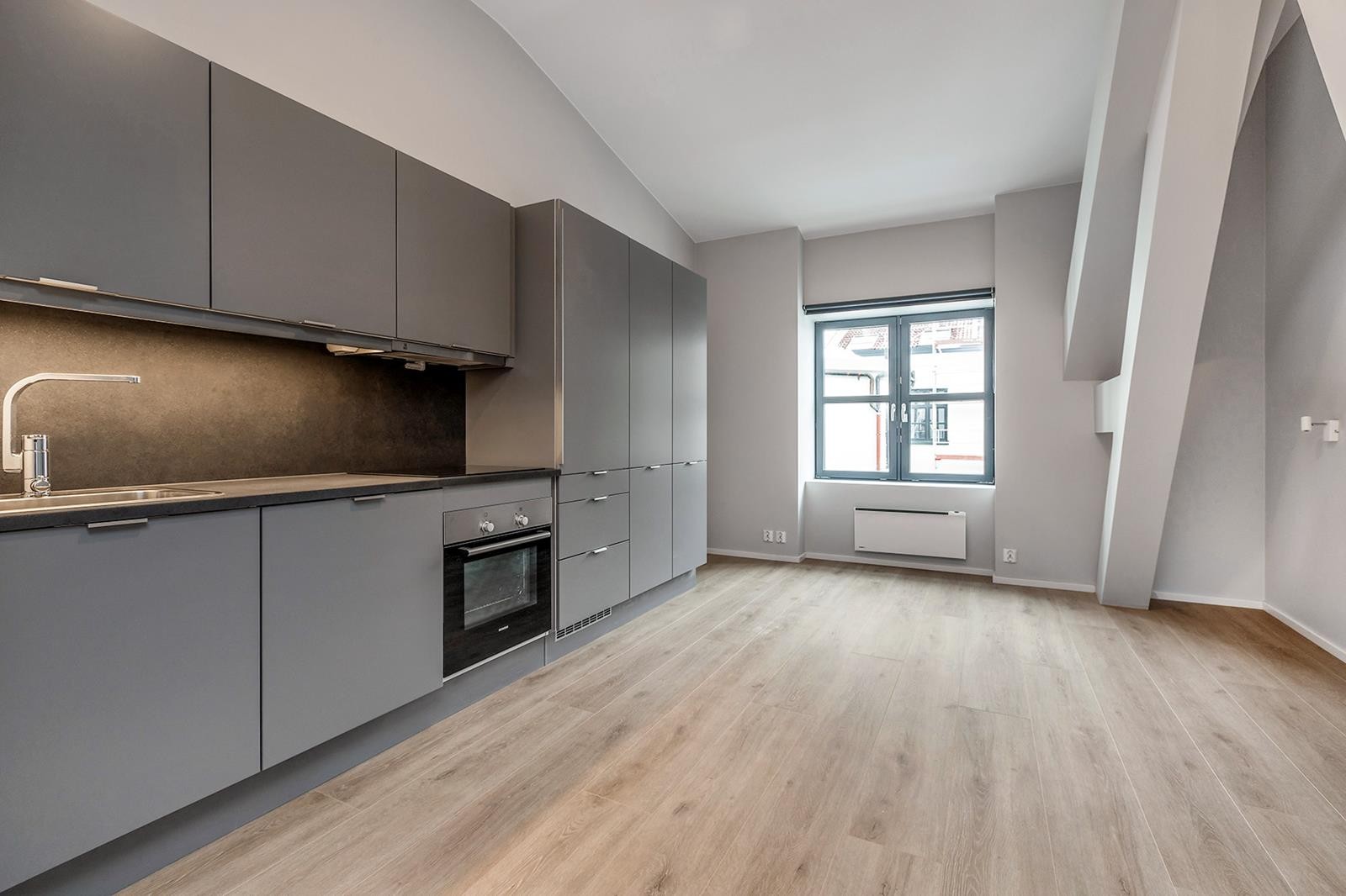 Kjøleskap, komfyr, oppvaskmaskin, klesskap og bod medfølger Galleribilde