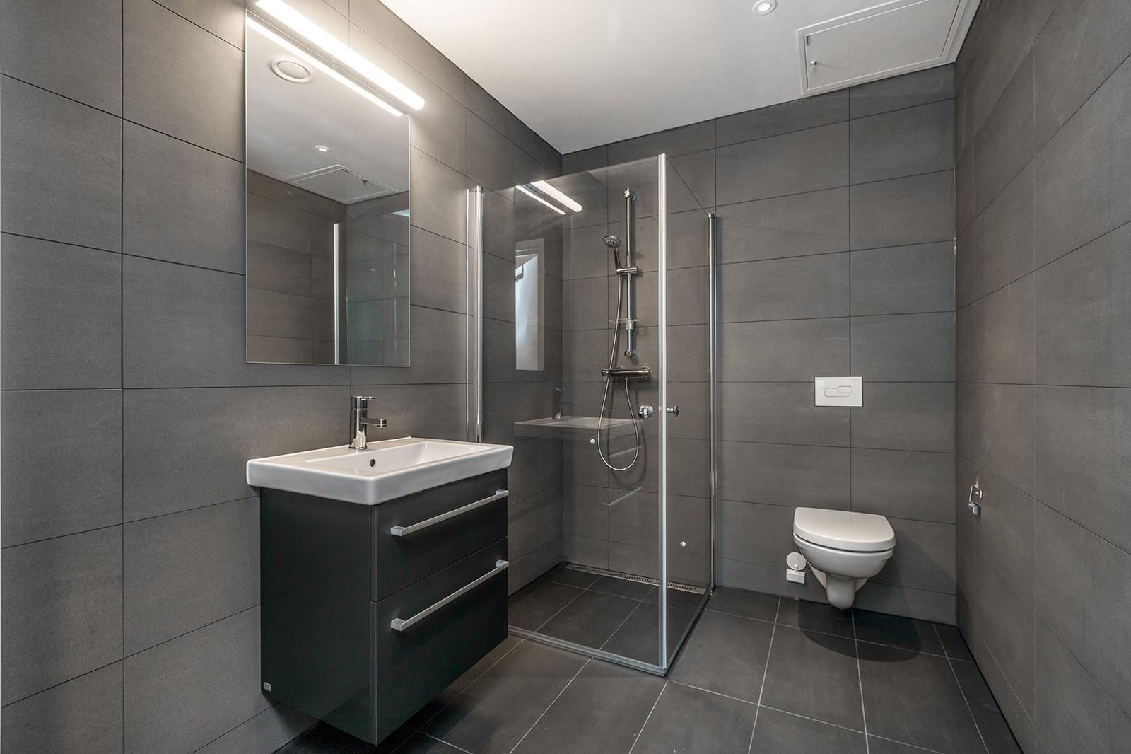 Stort og flott bad. Flislagt, med opplegg for vaskemaskin Galleribilde