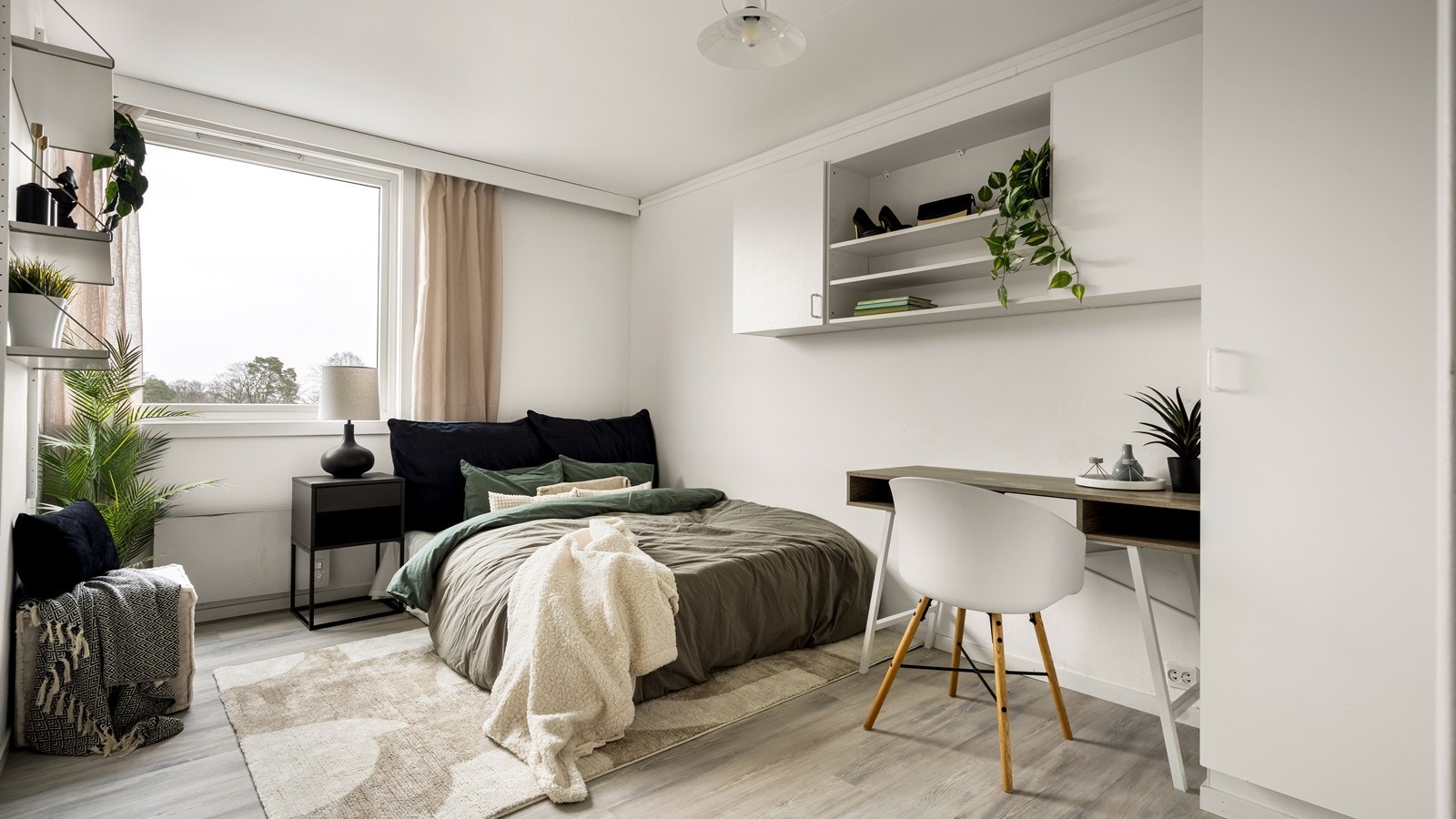 Her er det god plass til skrivebord og seng Galleribilde