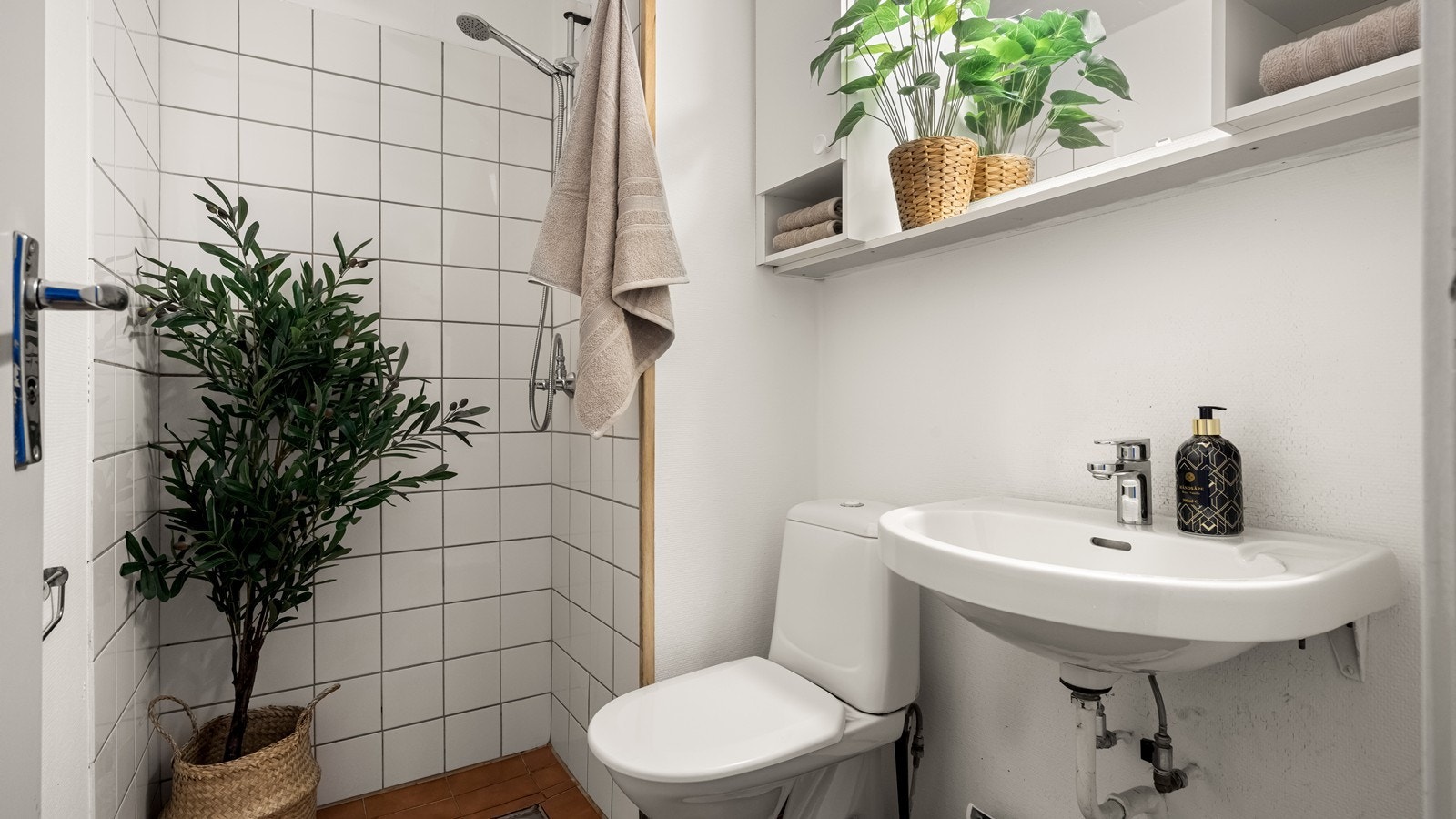 Bad med dusjnisje Galleribilde