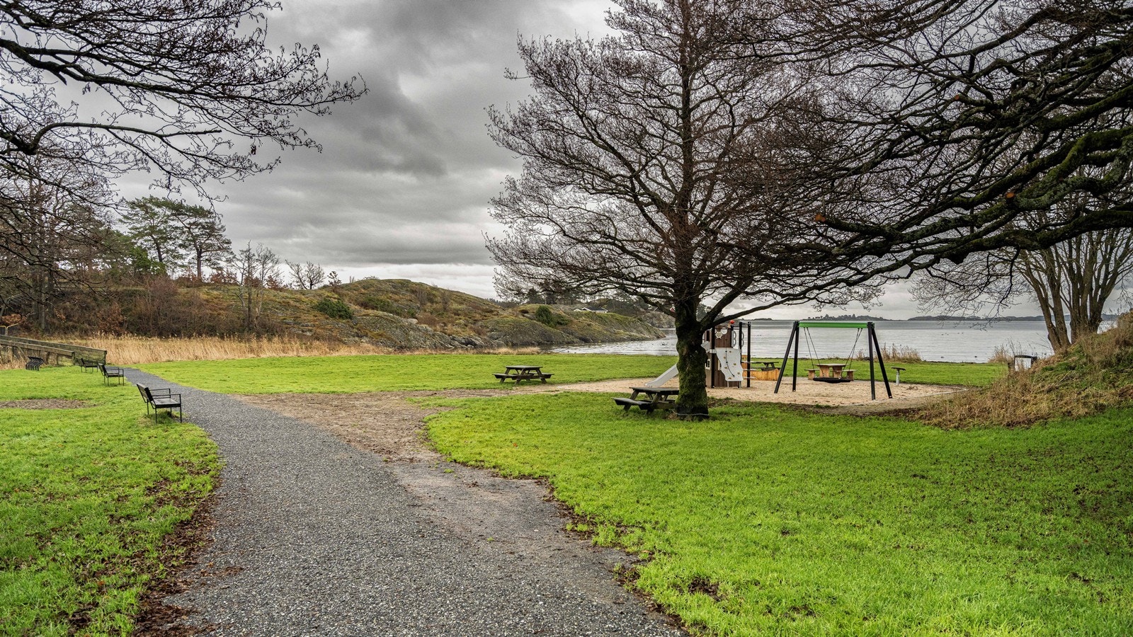 Hyggelig turområde rett på utsiden av leiligheten - her er det flere sandstrender og lekeplass Galleribilde