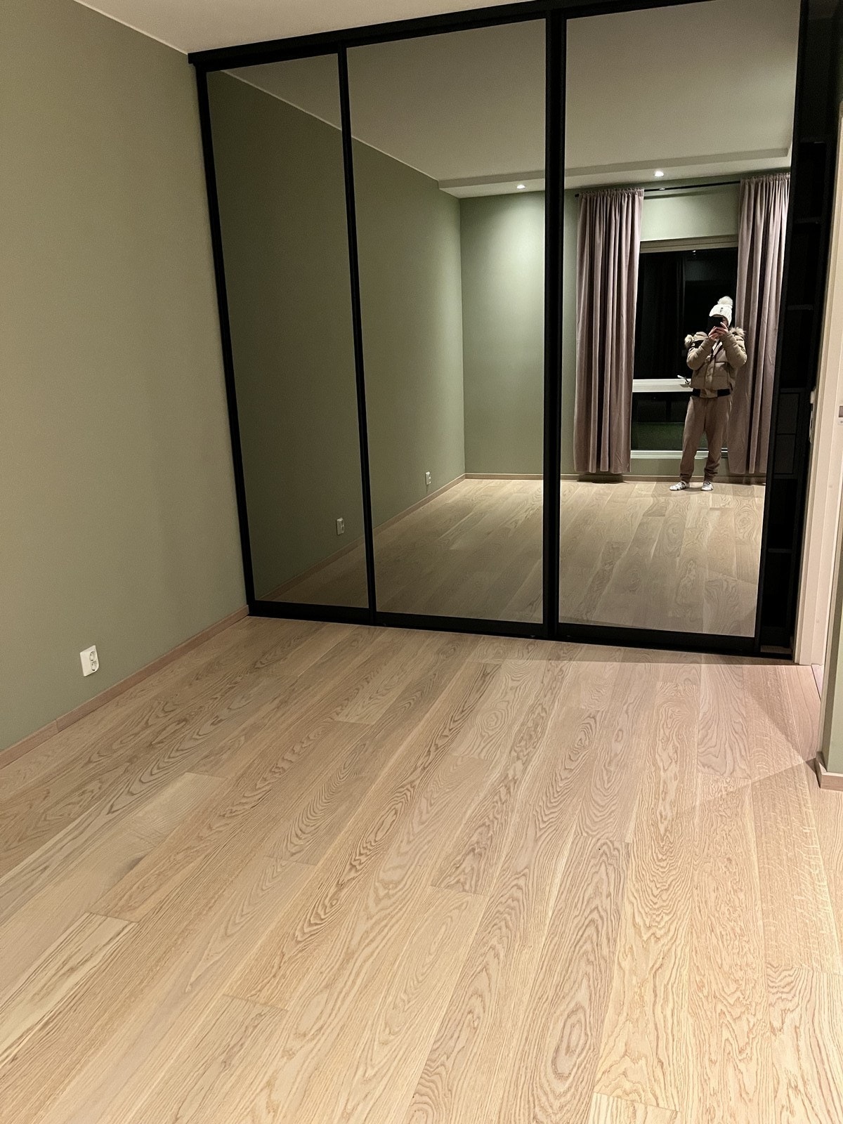 Innebygget garderobeskap, både praktisk og fint. Galleribilde