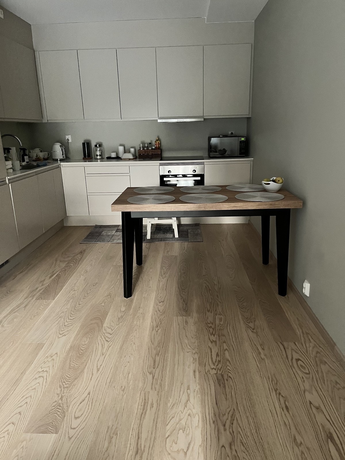 Stilrent kjøkken med spisegruppe. Galleribilde