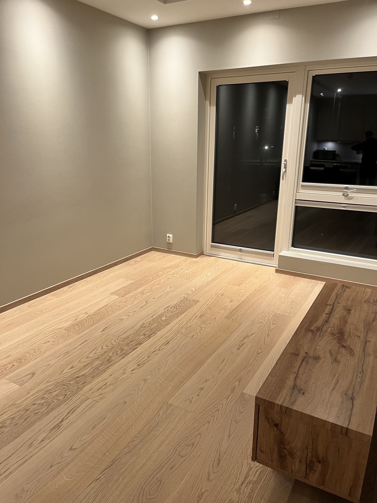 Romslig stue med utgang til terrasse. Galleribilde