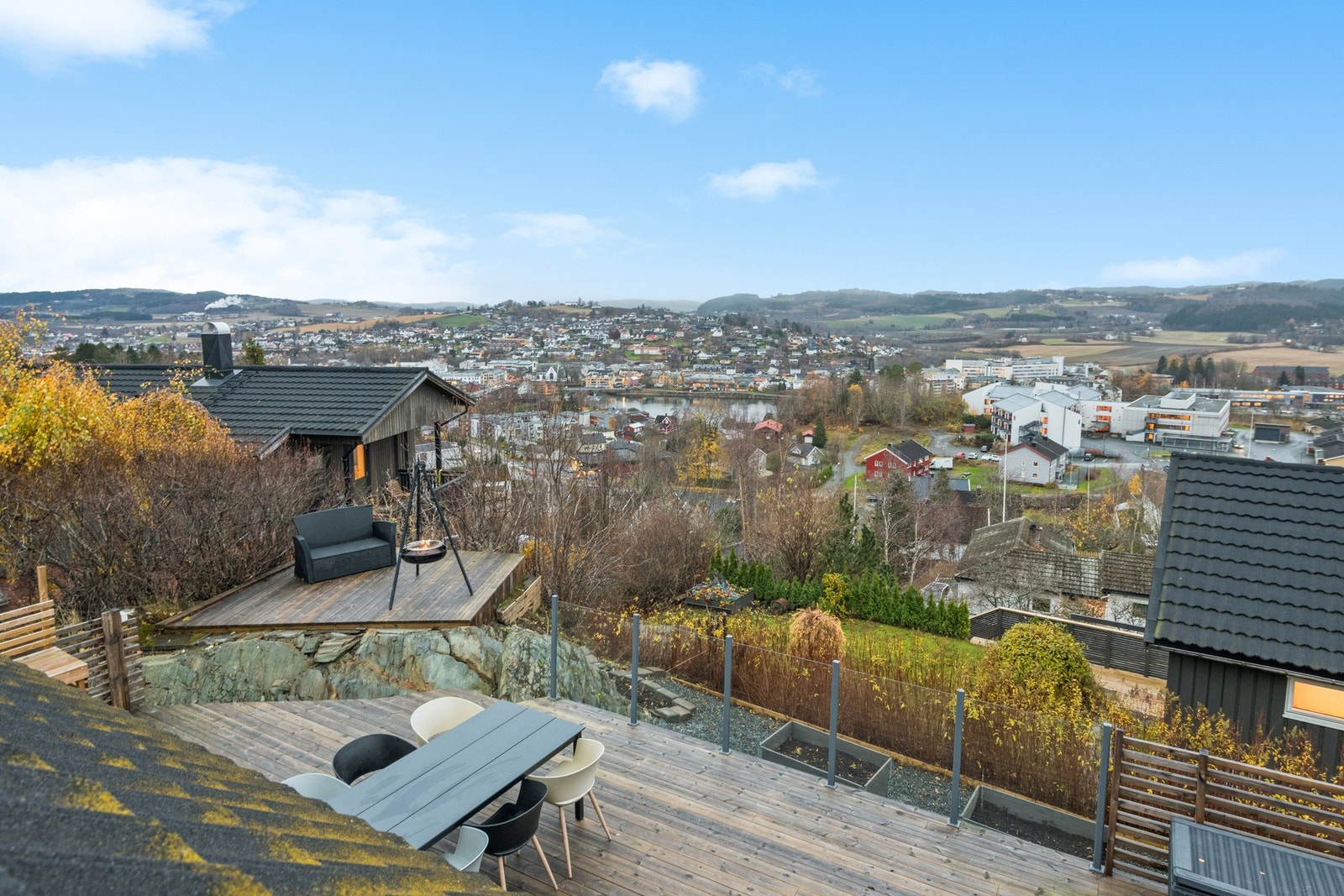 Boligen ligger fint til i et ettertraktet og veletablert boligfelt. Galleribilde