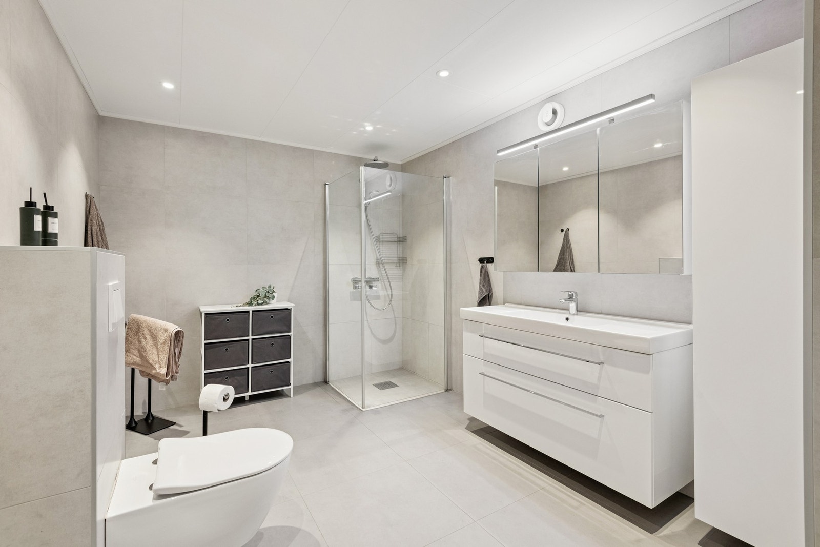 Stort og flott flislagt bad fra 2018. Galleribilde