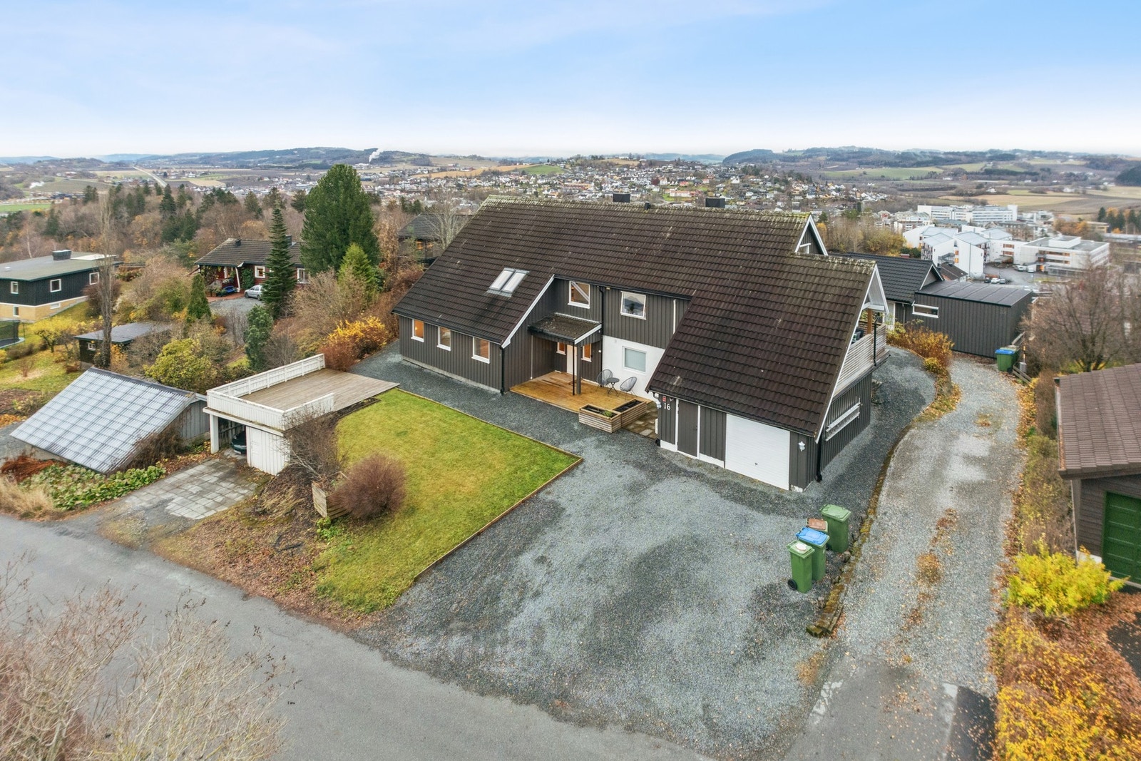 Velkommen til Bambergvegen 16. Hel tomannsbolig beliggende i et veletablert boligområde på Bamberg. 2 garasjer. Galleribilde