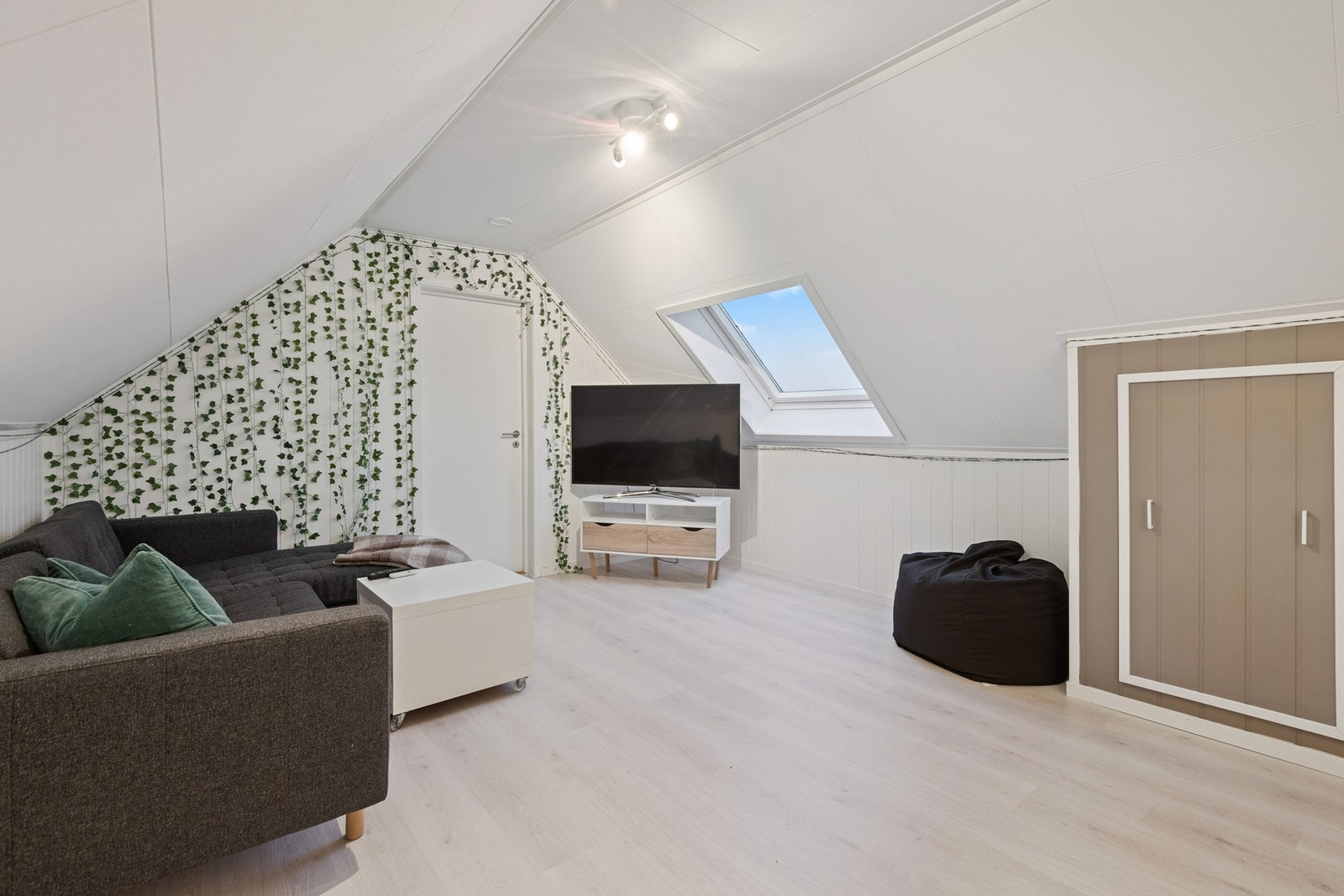 Loftstue. Megler har derfor ikke kunnet kontrollere dagens bruk opp i mot byggemeldte tegninger da det ikke foreligger tegninger av loft. Galleribilde