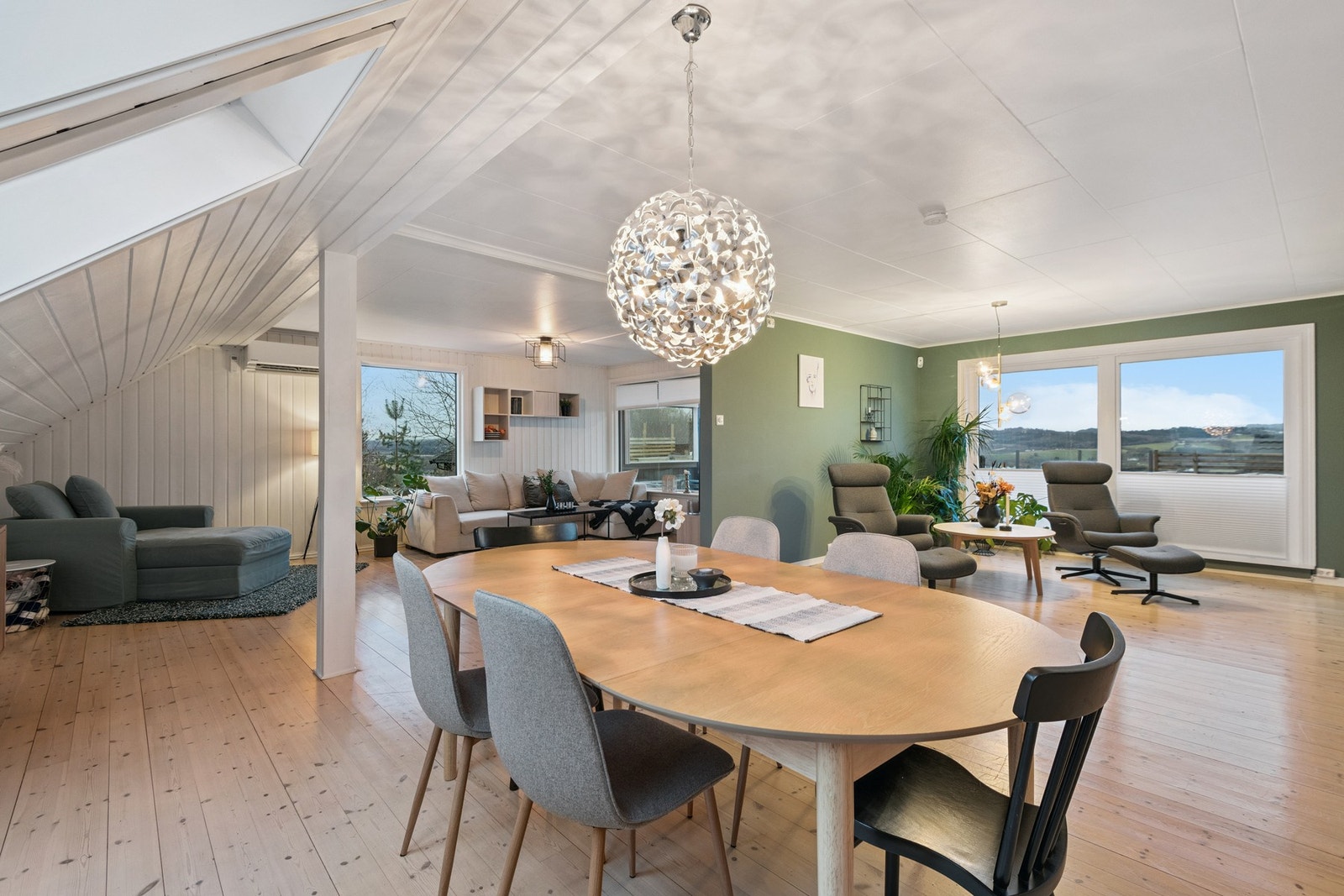 Stuen varmes opp med en luft til luft varmepumpe og vedfyring. Galleribilde