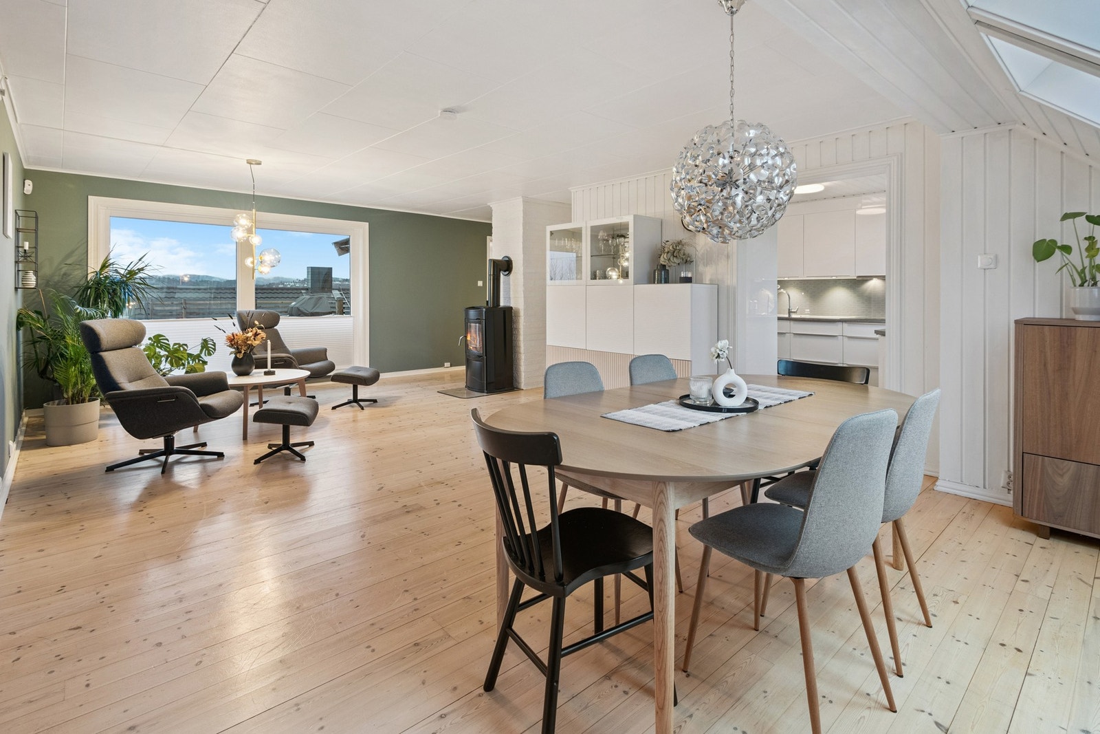 Stue med vedfyring og god plass til møblering. Galleribilde