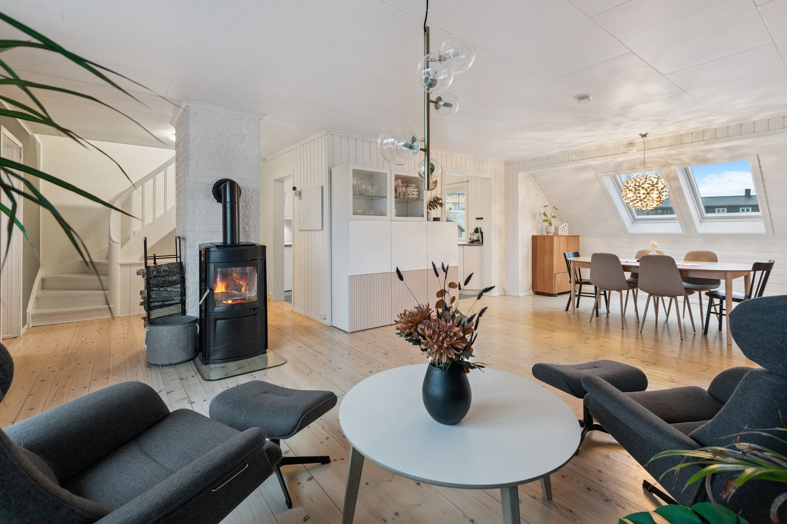 Stuen har lyse og moderne farger med mye naturlig lysinnslipp. Galleribilde